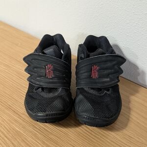 Nike Kyrie Sneakers 9C